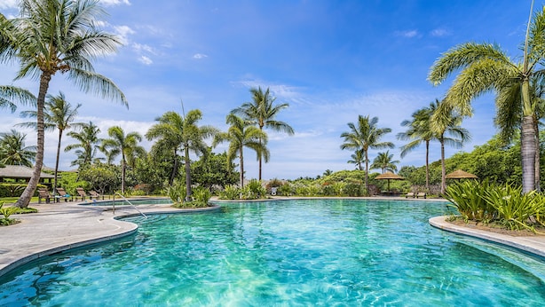 A clear blue pool surrounded by palm trees and lounge chairs. - Private Mauna Lani Residence with Pool (Kamuela)