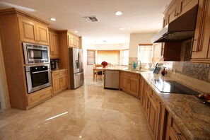 Mikrobølgeovn, ovn, kogeplade, opvaskemaskine