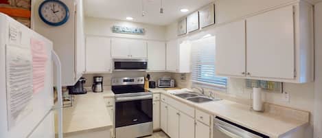 Duplex, 2 Bedrooms | Private kitchen | Fridge, oven, coffee/tea maker, toaster