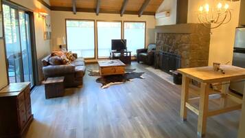 TV connectée, cheminée, lecteur de DVD