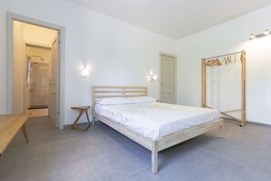 4 bedrooms, desk, iron/ironing board, free WiFi
