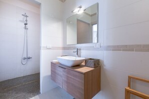 Shower, hair dryer, bidet, towels