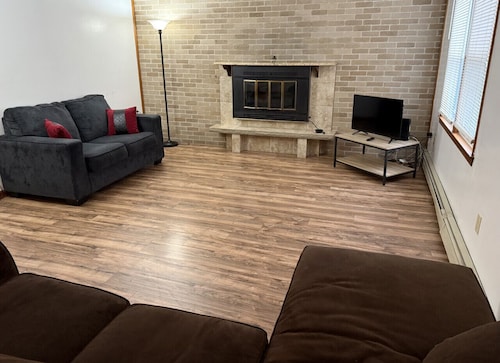 4 bed, 2 bath house, NYC train 10 min walk