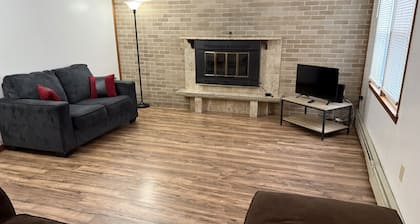 4 bed, 2 bath house, NYC train 10 min walk