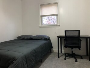 4 bedrooms, WiFi - 4 bed, 2 bath house, NYC train 10 min walk, MetLife Stadium 45 minutes (Edison)