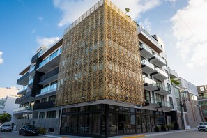 Vista frontal de la propiedad