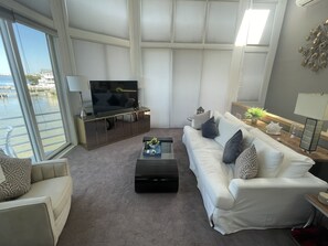 Smart TV, caminetto, studio