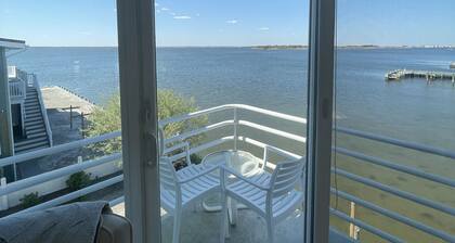 Bayfront home, private setting, hot tub, centrally located on LBI. Pet friendly