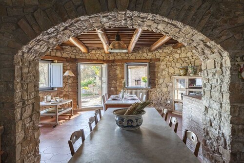 Amelia farmhouse: stone villa with swimming pool and amazing views