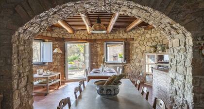 Amelia farmhouse: stone villa with swimming pool and amazing views