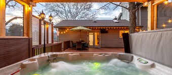 Amenity-Rich Fun Cabin~HotTub*GameRm*20-min to Ski