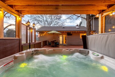 Amenity-Rich Fun Cabin~HotTub*GameRm*20-min to Ski