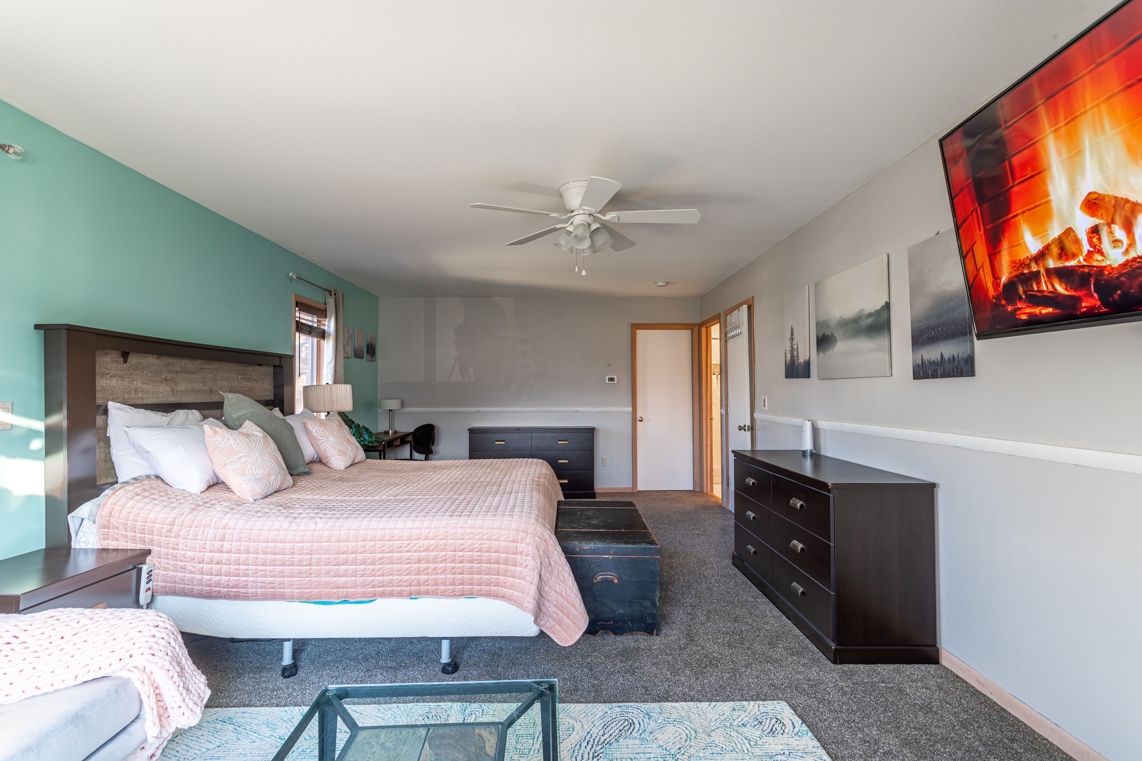 4 slaapkamers, een bureau, een strijkplank/strijkijzer, gratis wifi