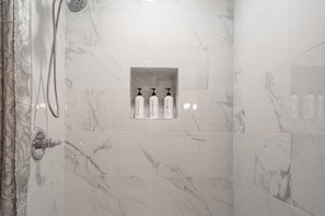 Douche, baignoire Ă jets, sĂšche-cheveux, serviettes fournies