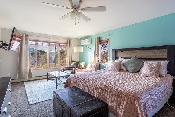 4 bedrooms, desk, iron/ironing board, free WiFi