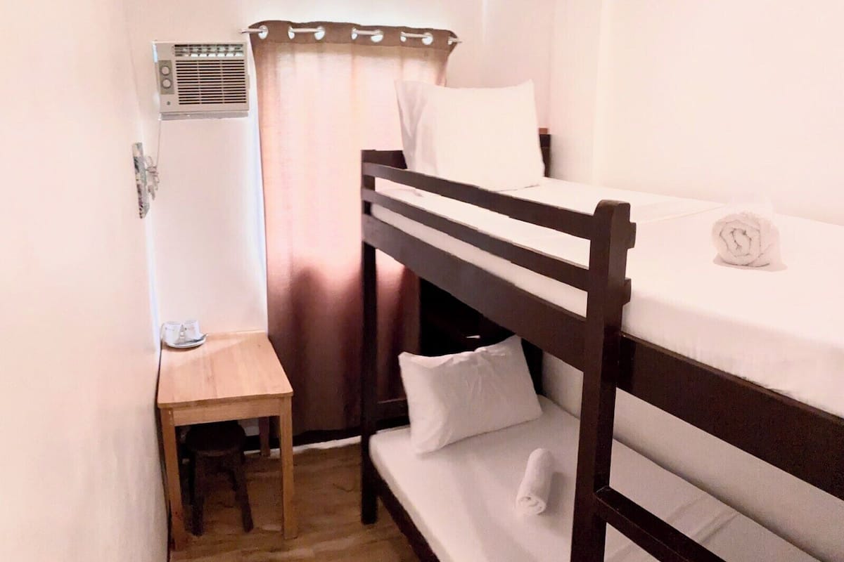 Dormitório compartilhado | Ferros/tábuas de passar roupa, roupa de cama