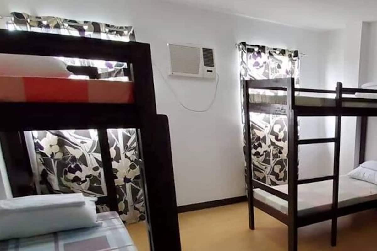 Dormitório compartilhado | Ferros/tábuas de passar roupa, roupa de cama