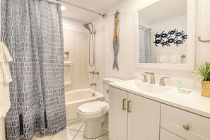 Une salle de bain avec une baignoire, des toilettes et un lavabo.
