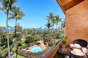 Outdoor dining - Ocean views! 180 Steps to Beach! (Kihei)