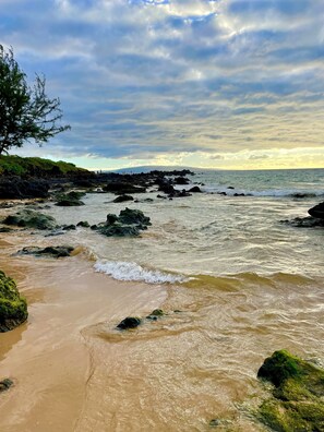 Una spiaggia nelle vicinanze, lettini da mare, teli da spiaggia
