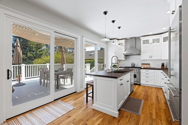 Fridge, microwave, oven, stovetop - Beautiful 5 bedroom home just steps from the beach (Santa Cruz)