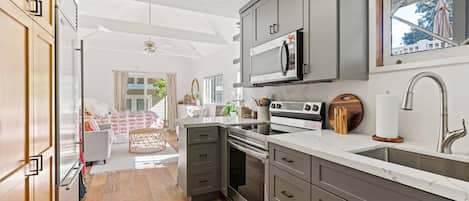Réfrigérateur, four à micro-ondes, un four, surface de cuisson