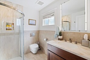 Shower, hair dryer, towels, soap - Family gathering home just steps from the beach (Santa Cruz)