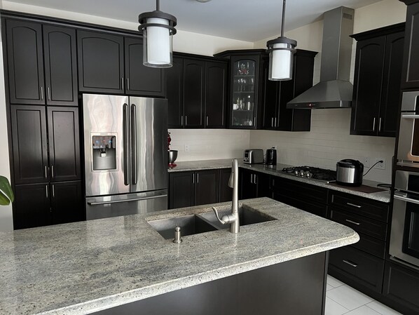 Fridge, microwave, oven, stovetop - Executive 4 Bed 3.5 Bath full house (Brampton)