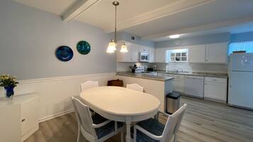 Duplex, 3 Bedrooms | Dining