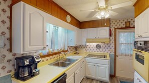 Casa, 3 habitaciones | Cocina privada | Refrigerador, horno, cafetera y tetera y tostadora 
