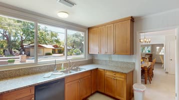 House, 4 Bedrooms | Private kitchen | Fridge, oven, coffee/tea maker, toaster
