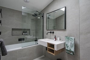 Ensemble douche/baignoire, sèche-cheveux