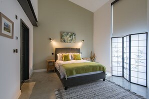 4 bedrooms, desk, iron/ironing board, WiFi