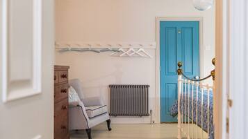 2 bedrooms, iron/ironing board, WiFi