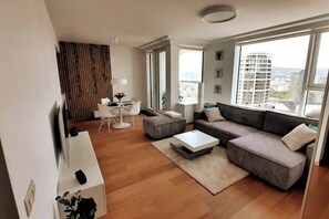Smart TV - City view from 27th floor, free parking, keyless (Bratislavský kraj)