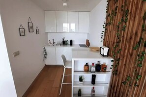 Microondas, parrilla de estufa, lavavajillas y cafetera y tetera