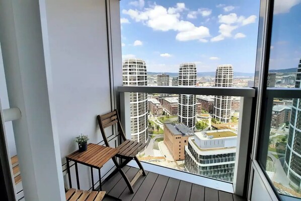Interior - City view from 27th floor, free parking, keyless (Bratislavský kraj)