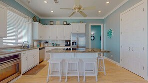 Kjøleskap, mikrobølgeovn, ovn og kokeplater