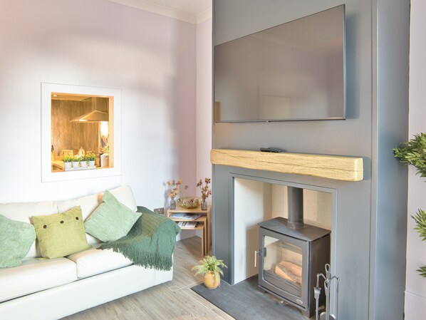 TV, fireplace