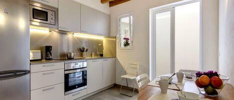 Fridge, microwave, oven, coffee/tea maker