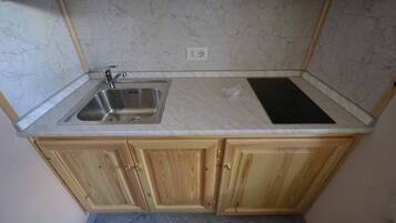 KĂŒhlschrank, Wasserkocher, Kochgeschirr/Geschirr/Besteck, KĂŒcheninsel