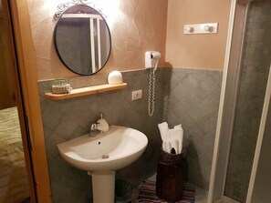 Shower, hair dryer, bidet, towels - Spacious studio apartment in old house from 1300s (Excenex)