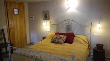 1 bedroom, desk, free WiFi, bed sheets