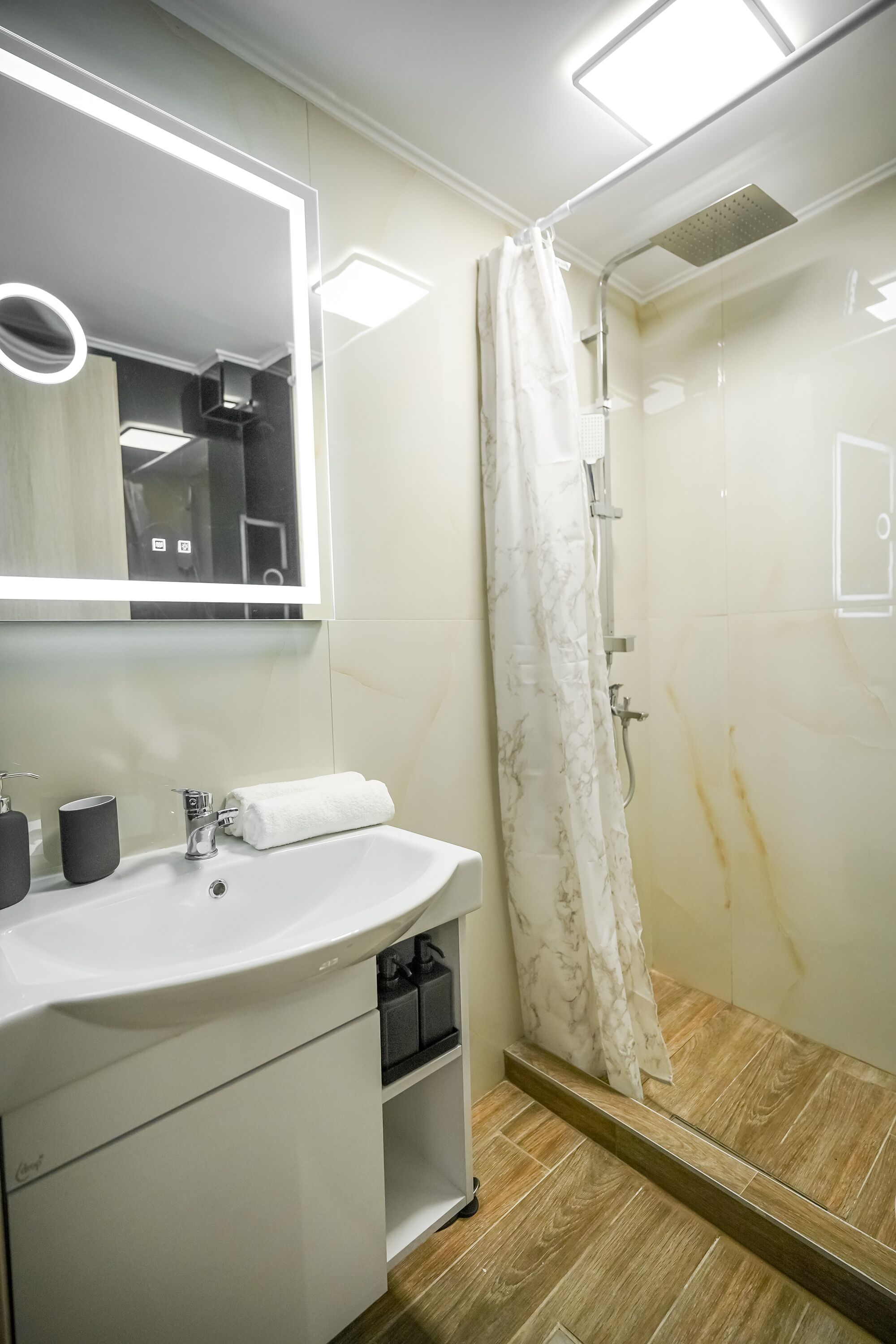 Hårføner, håndklær og toalettpapir