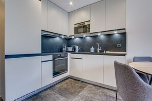 Kühlschrank, Mikrowelle, Ofen, Geschirrspüler
