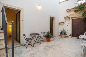Outdoor dining - A corner of tranquility in a typical Salento historic center (Galatone)