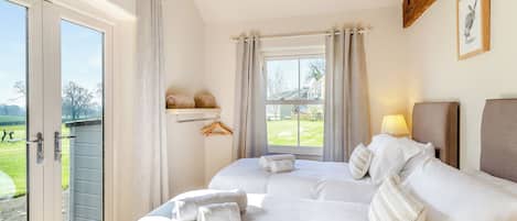 4 室のベッドルーム、WiFi (無料)、ベッドシーツ