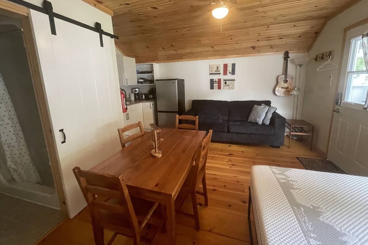 Casa de campo económica, 1 cama Queen size y sofá cama, cocineta, vista al lago | Camas con efecto memoria, cuna de viaje y wifi gratis 