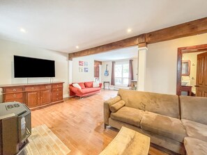 Executive Cottage, 4 Bedrooms, 2 Bathrooms, Lake View | Living room | 32-inch Smart TV with cable channels, TV - Bobcaygeon Resort  (Kawartha Lakes)