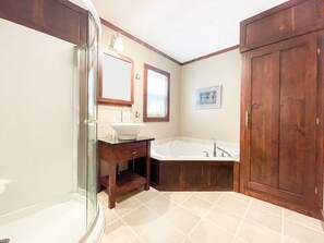 Casa de campo ejecutiva, 4 habitaciones, 2 baños, vista al lago | Baño | Secadora de cabello, jabón, papel de baño